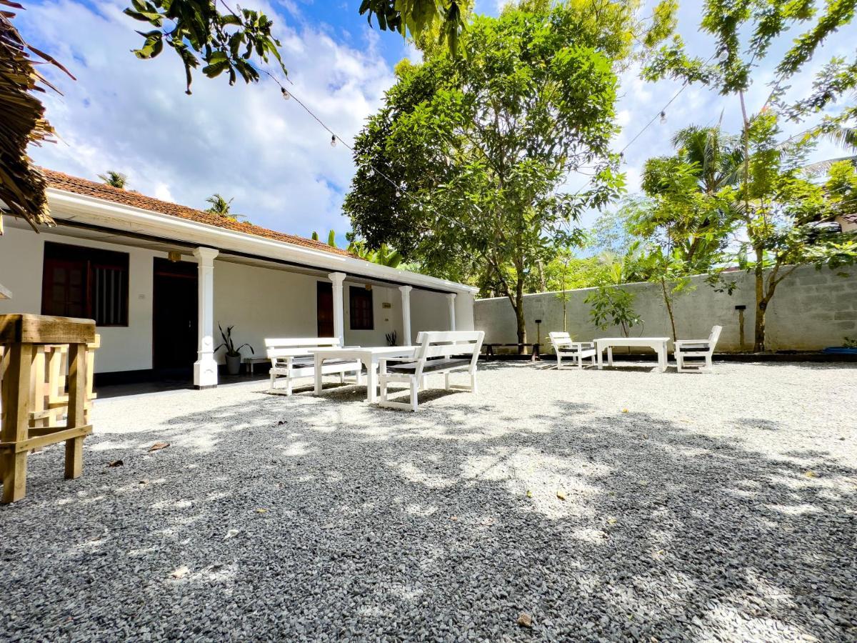 One Minute Mirissa Hostel Exterior photo