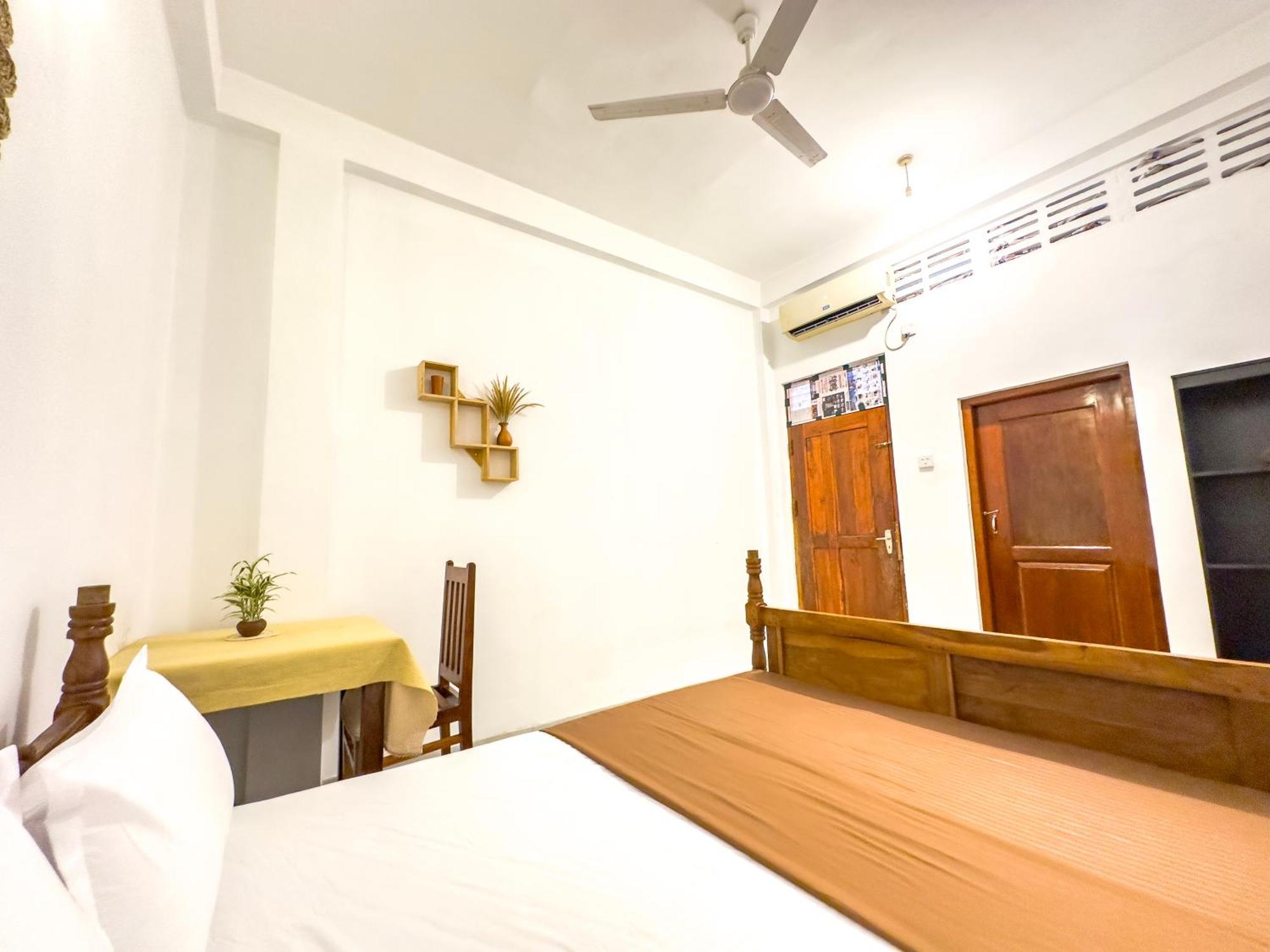 One Minute Mirissa Hostel Room photo